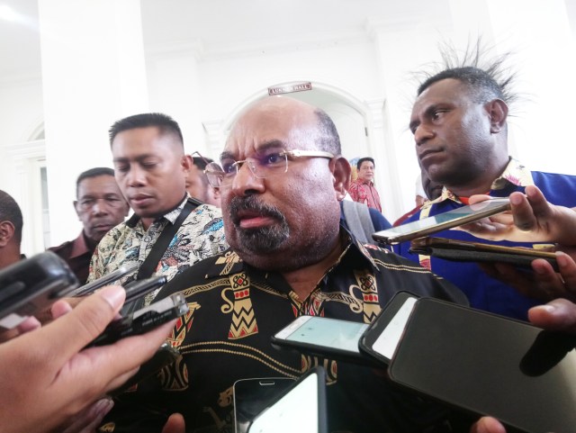 Gubernur Papua, Lukas Enembe, saat diwawancara wartawan. (Foto Pratiwi)