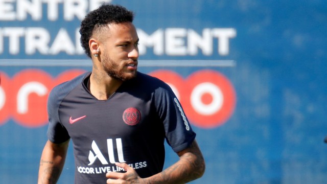 Neymar Junior dalam sebuah sesi latihan bersama Paris Saint-Germain. Foto: Reuters/Charles Platiau