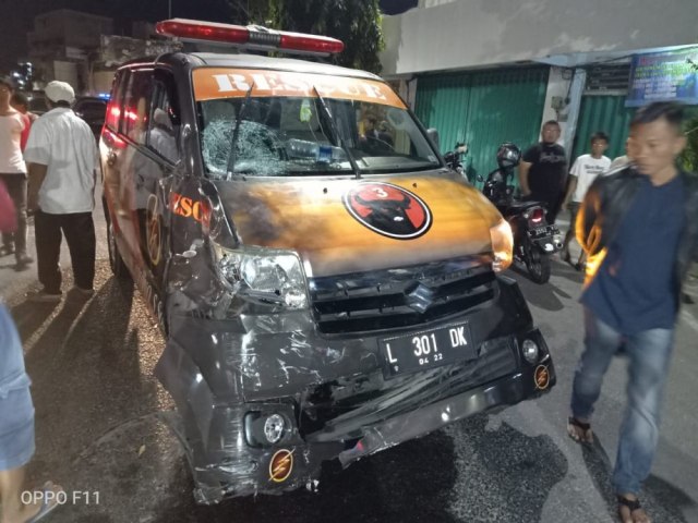 Mobil ambulans PDIP yang mengalami kecelakaan di Surabaya