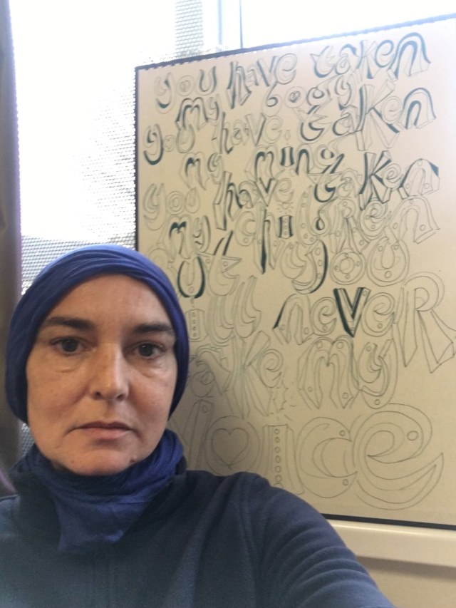 Sinead O'Connor berhijab. Foto: Twitter/@MagdaDavitt77