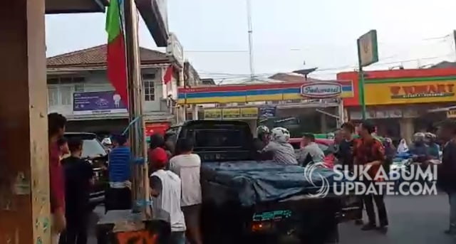 Screenshot video mobil pick up hendak kabur lalu menabrak kendaraan lain di Cibaraja, Kecamatan Cisaat, Kabupaten Sukabumi. Kejadiannya Senin (9/9/2019) namun video beredar di tengah masyarakat pada Rabu (11/9/2019). | Sumber Foto:Istimewa