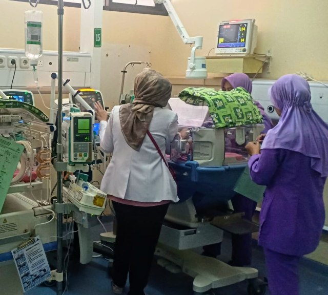 Tim dokter saat merawat bayi kembar yang lahir secara normal di Palembang (Foto: istimewa)