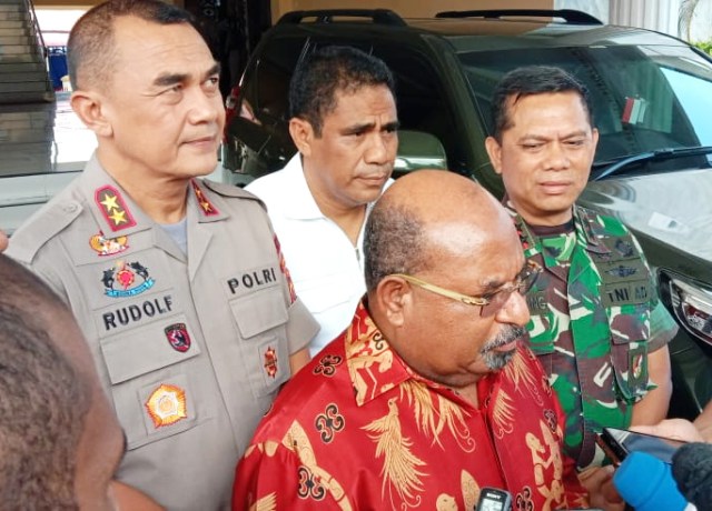 Gubernur Papua, Kapolda Papua dan Pangdam XVII Cenderawasih usai lakukan pertemuan. (Foto IST)