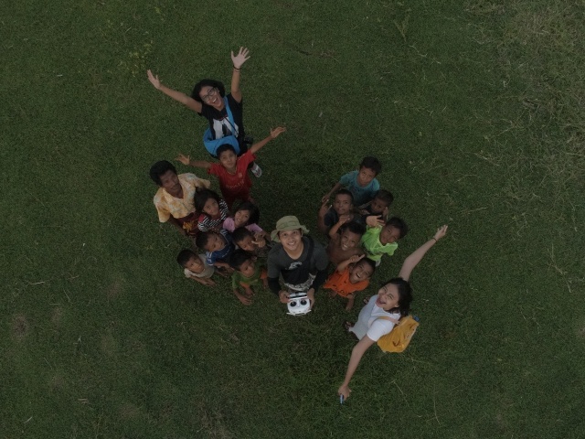 Foto bersama anak-anak penduduk desa setempat.