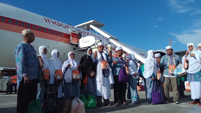 Jemaah haji kloter pertama debarkasi Aceh saat tiba kembali di Aceh. Foto: Habil/acehkini 