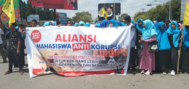  Aliansi Mahasiswa Anti Korupsi di Kendari mendukung revisi UU KPK, Foto: Wiwid Abid Abadi/kendarinesia.