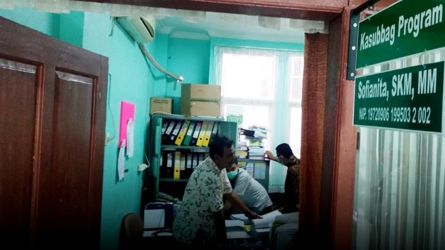 Tim penyidik Polresta Padang menggeledah dan memeriksa beberapa dokumen di ruang Kasubag Program RSUD Rasidin Padang (Foto: Irwanda/Langkan.id)
