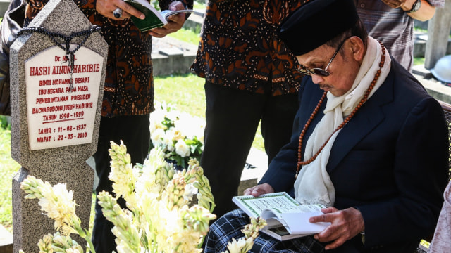 Presiden ke-3 RI BJ Habibie berziarah ke makam istrinya, Hasri Ainun Habibie di Taman Makam Pahlawan Kalibata, Jakarta, Rabu (5/6/2019). Foto: Antara Foto/Rivan Awal Lingga