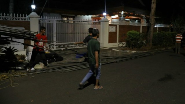 Tenda mulai dipasang di Rumah Duka Jalan Patra Kuningan XIII, Jakarta Selatan. Foto: Nugroho Sejati/kumparan
