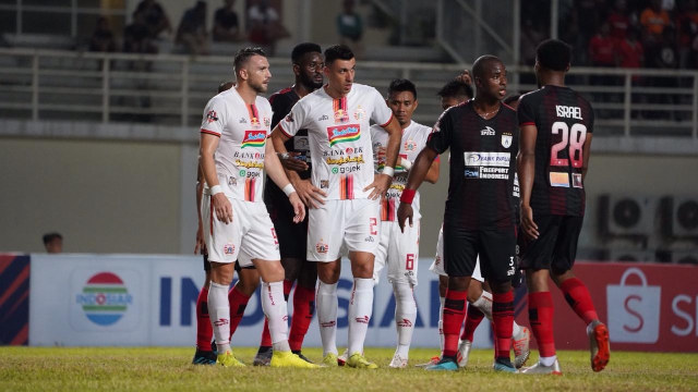 Laga tunda pekan ke-11 Liga 1 antara Persipura Jayapura dan Persija Jakarta di Stadion Aji Imbut. Foto: Dok. Media Persija