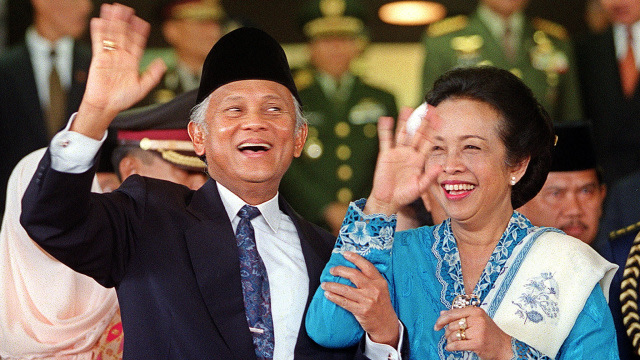 Presiden Indonesia B.J. Habibie dan istrinya, Hasri Ainun melambai kepada wartawan di luar gedung Parlemen di Jakarta 01 Oktober 1999 tak lama setelah menghadiri upacara pelantikan anggota baru Parlemen. Foto: AFP
