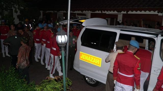 Jenazah Presiden ke-3 BJ Habibie tiba di kediaman. Foto: Dicky Sidiq Adam/kumparan