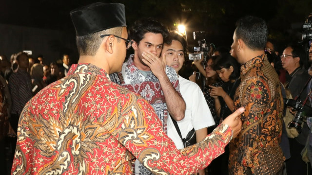 Raza Rahardian tiba di kediaman BJ Habibie di Patra Kuningan, Jakarta. Foto: Nugroho Sejati/kumparan