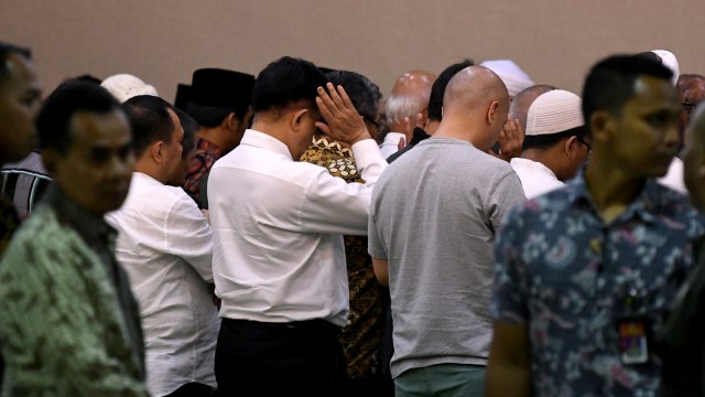 Sejumlah kerabat melakukan shalat jenazah almarhum Presiden ke-3 RI, BJ Habibie di Rumah Jenazah Rumah Sakit Pusat Angkatan Darat (RSPAD) Gatot Soebroto, Jakarta, Rabu (11/10/2019). Foto: ANTARA FOTO/M Risyal Hidayat