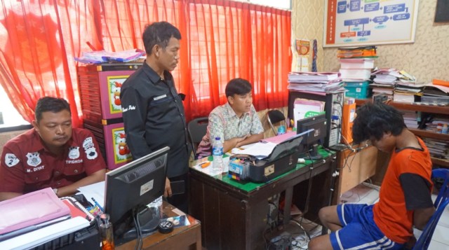 Polisi memeriksa pelaku pembunuhan di Belik, Pemalang. (Foto: Dok Polres Pemalang)