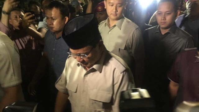 Prabowo melayat ke rumah duka Presiden ketiga BJ Habibie. Foto: Paulina Herasmaranindar/kumparan