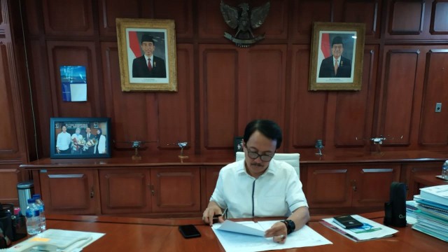 Dirut PT Dirgantara Indonesia Elfien Goentoro di meja kerja Habibie. Foto: Rachmadi Rasyad/kumparan