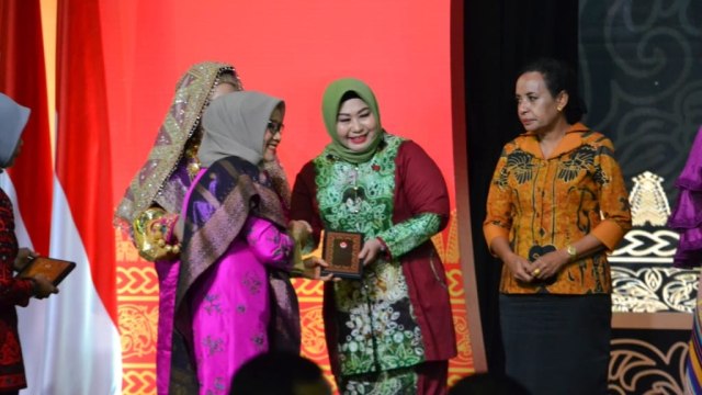 Ketua Dekranasda Kalsel Hj Radatul Jannah menerima Dekranasda Award Tahun 2019 pada Rabu (11/9/2019). Foto: Humpro Kalsel