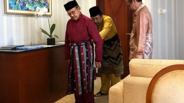 KEPALA Dinas Kebudayaan Riau, Raja Yoserizal, saat merapikan pakaian Teluk Belanga Khas Melayu yang dikenakan Presiden BJ Habibie saat HUT Ke-61 Provinsi Riau, 9 Agustus 2018.