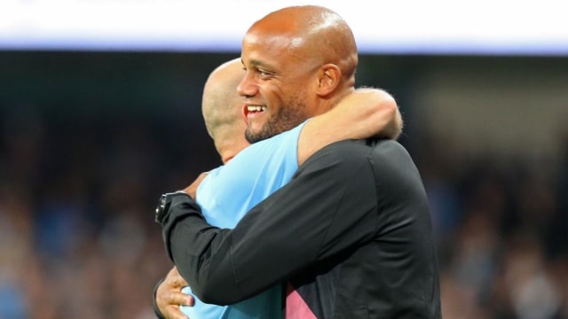 Vincent Kompany memeluk Zabaleta di laga testimoninya bersama Manchester City. Foto: Twitter: Manchester City