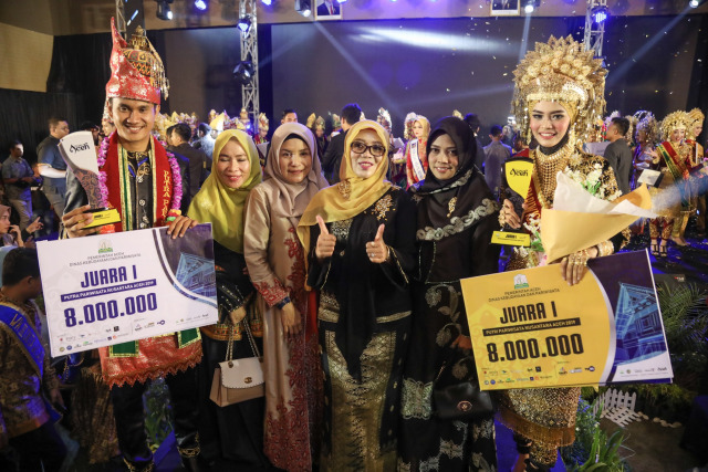 Riski Abdullah Saidi dan Farah Faizah dinobatkan sebagai Putra dan Putri Pariwisata Nusantara (P3N) Aceh 2019, Rabu malam (11/9). Foto: Suparta/acehkini