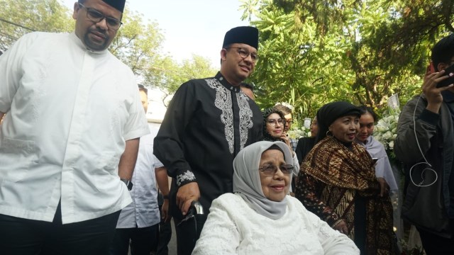 Gubernur DKI Jakarta, Anies Baswedan bersama ibunya tiba di kediaman almarhum BJ Habibie. Foto: Irfan Adi Saputra/kumparan