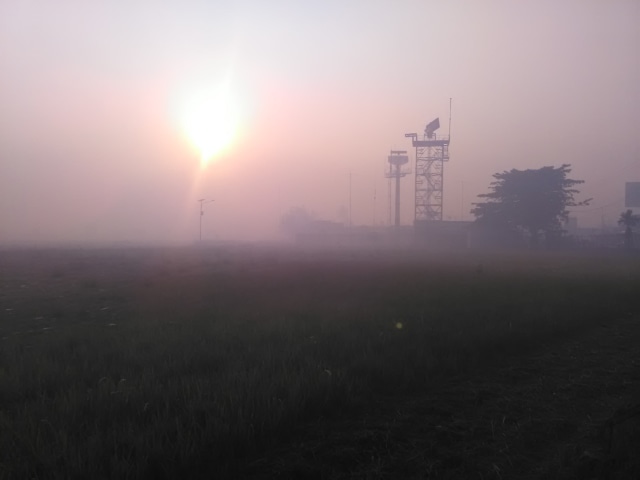 Kabut asap menyelimuti Bandara Syamsudin Noor di Banjarbaru. Foto: Dok. banjarhits.id