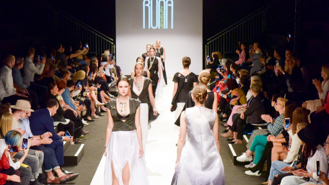 Rancangan perhiasan dan busana Indonesia bernuansa nature like jadi magnet di MQ Vienna Fashion Week 2019. Foto: Dok. KBRI/PTRI Wina
