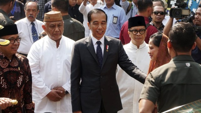 Presiden Jokowi dan ibu negara, Iriana Joko Widodo, meninggalkan rumah duka, pada Kamis (12/9). Foto: Irfan Adi Saputra/kumparan