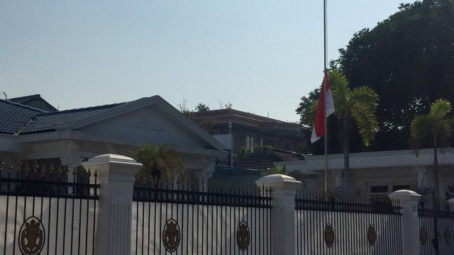 BJ Habibie meninggal, Bendera Setengah Tiang di rumah warga di area Palmerah