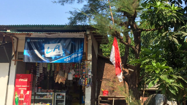 Bendera setengah tiang di rumah warga di area Palmerah, Jakarta Barat. Foto: Ferry Fadhlurrahman/kumparan