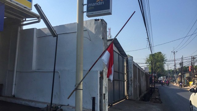 BJ Habibie meninggal, Bendera Setengah Tiang di rumah warga di area Palmerah