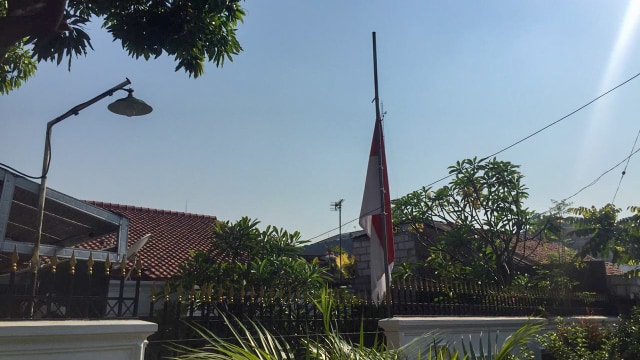 BJ Habibie meninggal, Bendera Setengah Tiang di rumah warga di area Palmerah