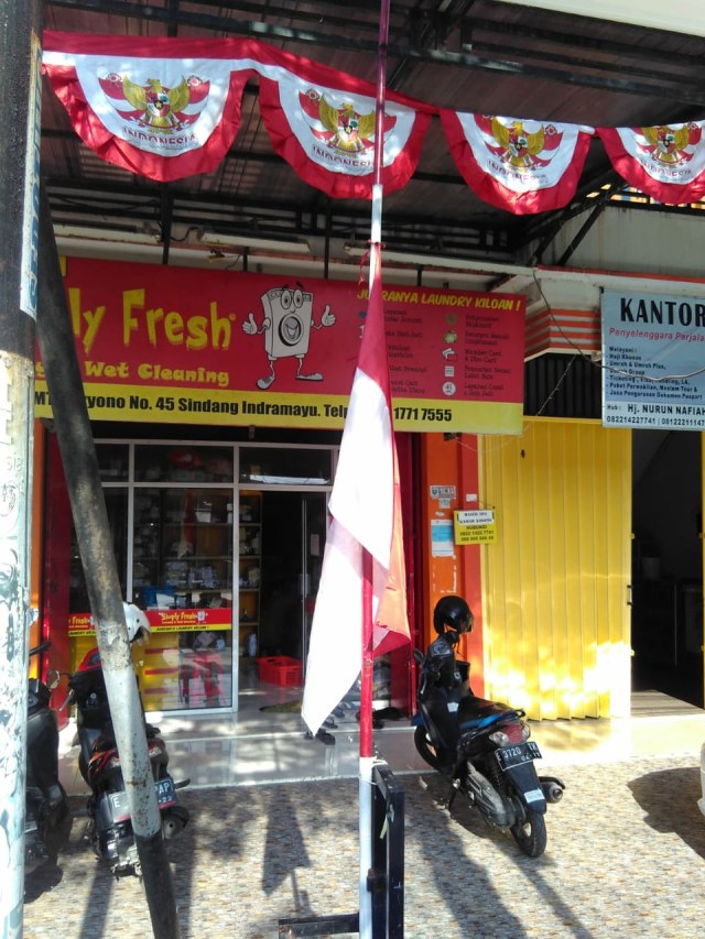 Warga Kabupaten Indramayu, Jawa Barat, memasang bendera Merah-Putih setengah tiang sebagai penghormatan atas meninggalnya Presiden RI ke-3, B.J Habibie. (Bakrudin)