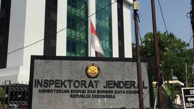 Pengibaran bendera setengah tiang di kantor Inspektorat Jenderal ESDM Foto: Muhammad Darisman/kumparan