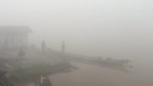 Kabut asap pekat di Sungai Arut Pangkalan Bun mulai mengganggu transportasi sungai. (Foto: Joko Hardyono)