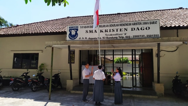 Pengibaran bendera setengah tiang di SMA Kristen Dago, tempat BJ Habibie sekolah. Foto: Rachmadi Rasyad/kumparan