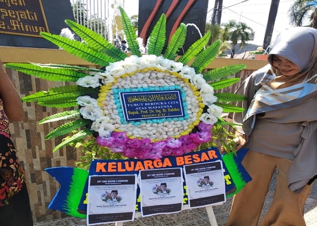 Karangan Bunga terpajang di Monumen Cinta Sejati Habibie-Ainun di Lapangan Andi Makkasau, Kota Parepare, Sulawesi Selatan, Kamis (12/9).