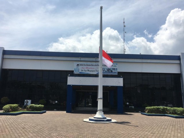 Bendera setengah tiang di salah satu kantor di Banda Aceh. Foto: Windi Phagta/acehkini