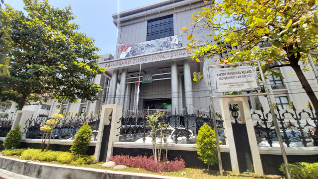 Gedung perkantoran di Kota Semarang memasang bendera Merah Putih setengah tiang sebagai penghormatan terakhir untuk BJ Habibie. Foto: Afiati Tsalitsati/Kumparan