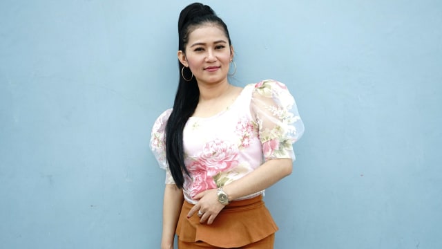 Penyanyi dangdut Tiara Marleen bersama kuasa hukum saat ditemui dikawasan Tendean, Jakarta, Kamis, (12/9). Foto: Ronny