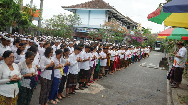 Seluruh warga SMPN 1 Klungkung memanjatkan doa untuk BJ Habibie, Kamis (12/9) - kanalbali/KR7