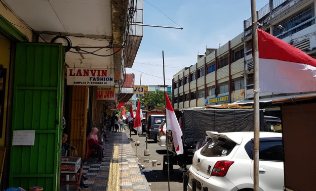 Pemasangan bendera merah putih setengah tiang di depan pertokoan yang ada di pusat Kota Manado, Sulawesi Utara, untuk menghormati almarhum BJ Habibie, Presiden RI ke-3 