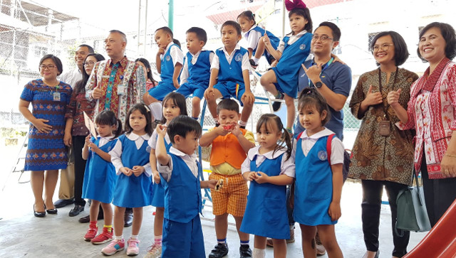 Foto bersama anak-anak TK Handayani di taman bermain yang baru saja direvitalisasi oleh Asuransi Astra Manado
