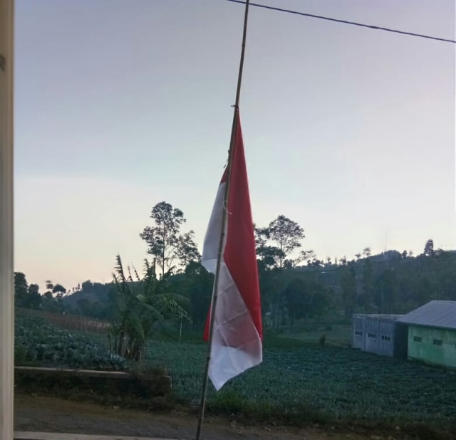Bendera Setengah Tiang Di Lereng Gunung Slamet Untuk Bj Habibie Kumparan Com