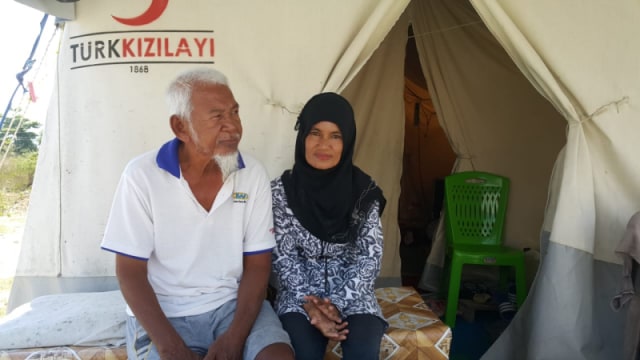 Pasangan suami-istri penyintas Bencana Palu, Tomi (65) dan Yati (48), masih bertahan di tenda pengungsian bantuan Turki di Shelter Balaroa, Kota Palu. Foto: PaluPoso