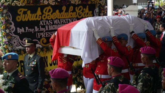 Jenazah BJ Habibie diberangkatkan ke TMP Kalibata, Jakarta Selatan, pada Kamis (12/8). Foto: Irfan Adi Saputra/kumparan