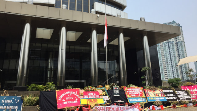 Pengibaran bendera setengah tiang di KPK. Foto: Darin Atiandina/kumparan