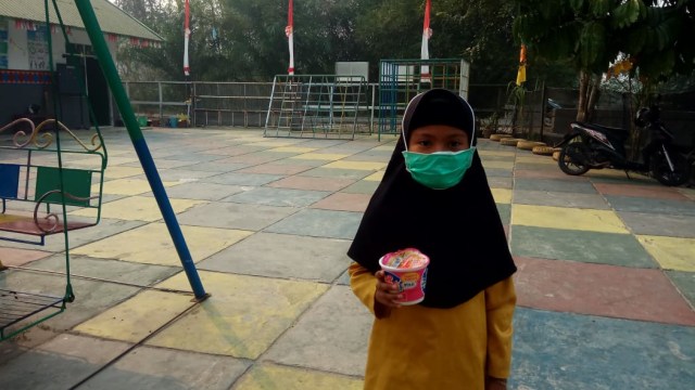 Siswa TK Islam Ar - Rahman Kelurahan Baru, Pangkalan Bun mengenakan masker di sekolah. (Foto: Fiyya)