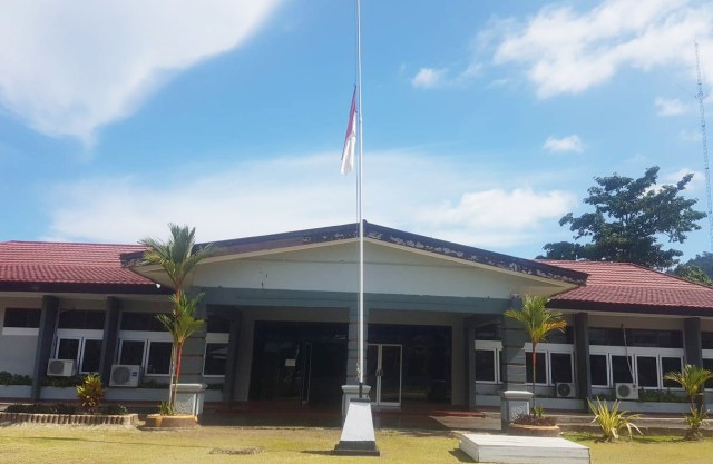 Bendera Setengah Tiang di Ujung Timur Indonesia untuk BJ Habibie - kumparan.com